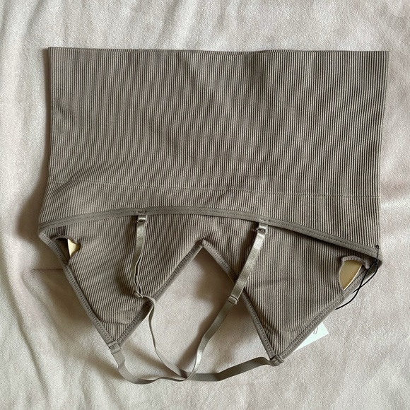 🛑SOLD🛑 Ribbed V-Neck Padded Cropped - Picture 2 of 3